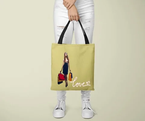 Kadın, sarı arka planda, beyaz spor ayakkabılar ve beyaz kot pantolon giyiyor. Elinde siyah kulplu, koyu krem renginde bez torba taşıyor. Torbada, alışveriş bez çantalarıyla uyumlu "Love" yazısı ve bir kadın fotoğrafı var.